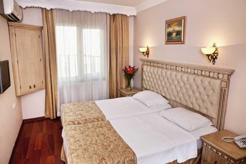 Istanbul Holiday Hotel 3*
